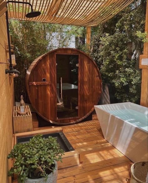 𝒫𝒾𝓃: 𝑔𝑜𝓁𝒹𝓈𝒽𝑜𝓇𝓉𝓎 💌 Outdoor Sauna Shower Ideas, Sauna Outdoor Backyards, Patio Sauna, Spa In House, Garden Sauna Ideas, At Home Sauna, Sauna At Home, Backyard Sauna, Sauna Cold Plunge