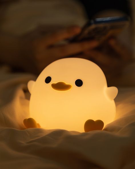 Illuminate your space with the Quack Night Lamp. A cute yellow table light, perfect for bedrooms, offering battery-powered convenience and a playful touch to decor. Cute Book Light, Cute Things For Bedroom Decor, Cute Reading Light, Cute Room Decoration Ideas, Desk Lamp Cute, Cute Night Lights Aesthetic, Aesthetic Lamp Night, Cute Aesthetic Things To Buy, Cute Items Aesthetic