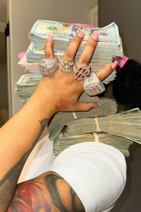 Pretty Girl Holding Money, Low Budget Gifts, Anuel Aa Wallpaper, Money Buys Happiness, Vision Board Book, Life Goals Future, Back Message, Money Vision Board, Budget Gift