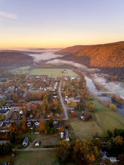 New England Suburbs, Dark New England Aesthetic, Connecticut Fall Aesthetic, New England Architecture, New Haven Connecticut Aesthetic, Connecticut Autumn, Little Town Aesthetic, Aesthetics Scenery, Fall Connecticut