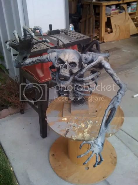 Diy Halloween Props, Halloween Forum, Haunted House Ideas, Halloween Props Diy, Adornos Halloween, Halloween Prop, Halloween Outdoor, Halloween Yard, Creepy Halloween