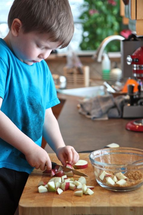 Readers BEST tips for cooking with kids Kids Cooking Class Ideas, Kid Cooking, Recipes Kids Can Make, Gingerbread Pancakes, Tips For Cooking, Kids In The Kitchen, Kid Chef, Kids Baking, Kids Help