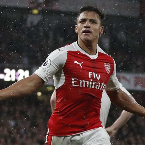 Alexis Sanchez Reportedly Wants £400K-Per-Week Contract to Stay at Arsenal Alexis Sanchez Arsenal, Alexis Sanchez, Arsene Wenger, Arsenal Football Club, مانشستر سيتي, Arsenal Football, Transfer News, Transfer Window, Latest Sports News