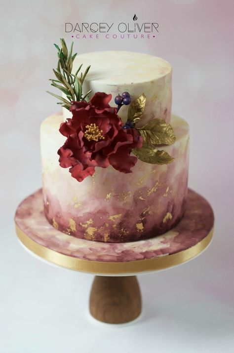 Maroon Wedding Cake Maroon Gold Wedding Cake, Wedding Cake Designs Maroon, Maroon Cake Ideas, Maroon Wedding Cake Ideas, Wine Color Wedding Cake, Maroon And Gold Cake, Maroon Birthday Cake, Wedding Cake Maroon, Maroon Wedding Cake