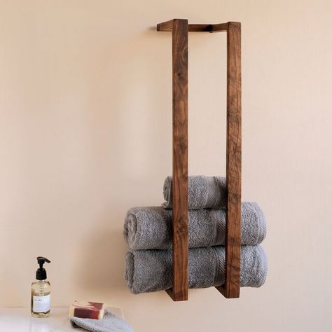 No Linen Closet, Minimalist Blankets, Toallero Ideas, Blanket Wall, Bathroom Towel Storage, Quilt Storage, Wooden Bathroom, Wall Rack, Towel Storage