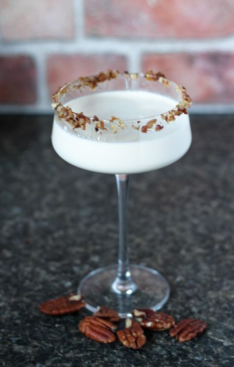 pecan pie martini - itsmyhappyhour Margarita Martini, Holiday Beverages, Desserts In A Glass, Protein Shake Smoothie, Sparkling Cider, Peanut Chicken, Vodka Martini, Roasted Pecans, Mocha Coffee