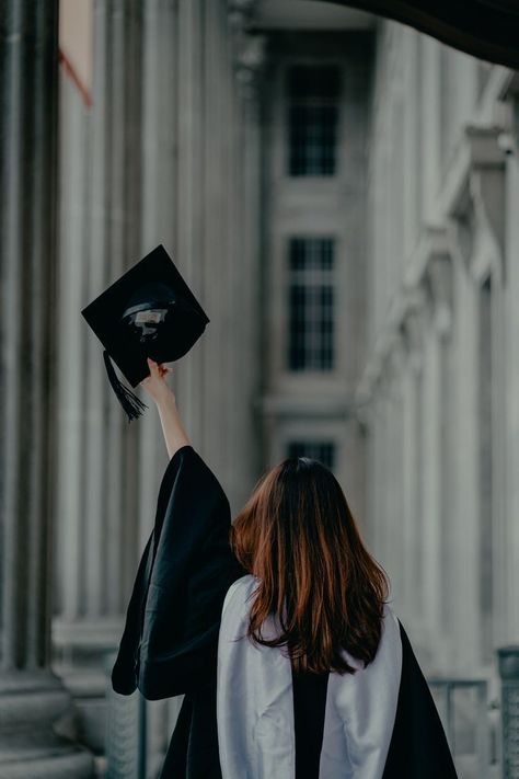 Convocation Poses Idea, Friends Graduation Photoshoot, Convocation Photo Ideas, Convocation Saree Ideas Graduation, Graduation College Photoshoot, Uni Graduation Aesthetic, Convocation Dress Graduation Indian, Graduation Library Photoshoot, English Major Graduation Pictures