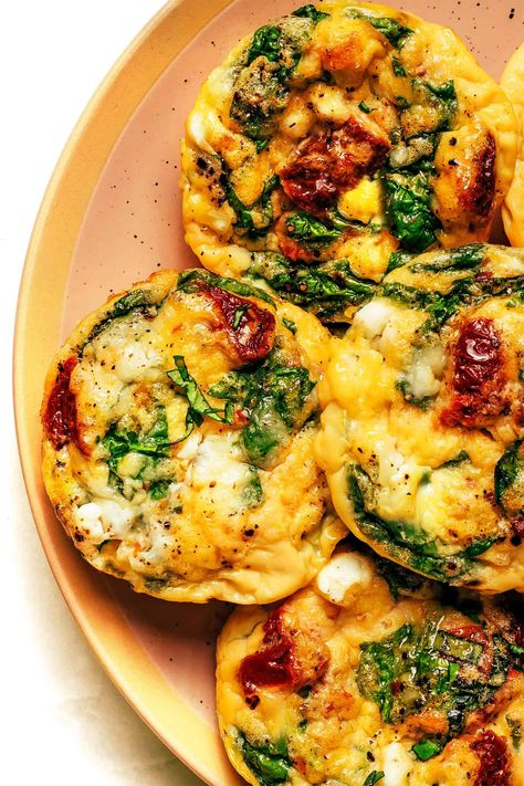 These high protein egg bites are incredibly delicious, quick to make, and easy to customize with your favorite add-ins. Breakfast Bites Egg, Egg Bites Vegetarian, Egg Bites In Oven, Vegetarian Egg Bites, Kale Egg Bites, Broccoli Egg Bites, Healthy Egg Bites, Veggie Egg Bites, High Protein Egg Bites