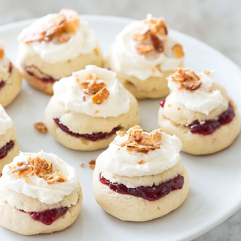 These Raspberry-Filled Almond Torte Cookies get a double-dose of almond flavor with a crunchy almond topping and almond extract in the frosting. Burnt Almond Torte, Desserts Raspberry, Seedless Raspberry Jam, Almond Torte, Praline Candy, Gift Recipes, Special Cookies, Cooks Country, Donut Toppings