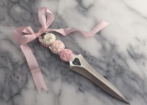 Girly Knife, Tiffanys Aesthetic, Knife Garter, Knife Aesthetic, Creepy Cute Fashion, Pretty Knives, Butterfly Knife, Cool Knives, Creepy Cute