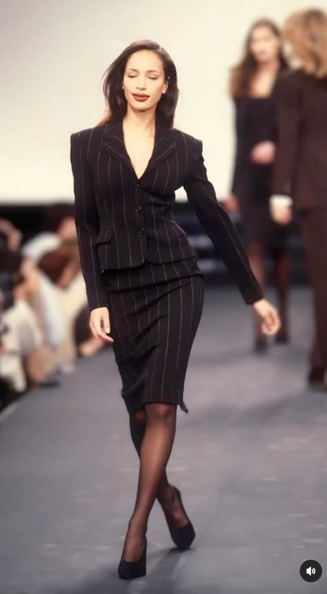 Early 2000s Runway, 2000s Runway Fashion, 2000s Runway, Aesthetic Office, Lawyer Outfit, 90s Runway Fashion, Runway Fashion Couture, Corporate Fashion, Makeup Mistakes