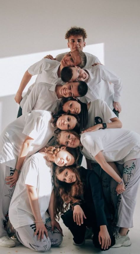 Large Group Family Pictures, Group Of 10 Photoshoot, 10 People Group Photo, Big Family Photoshoot Ideas, Big Group Poses, Group Studio Photoshoot, Big Group Photos Posing Ideas, Creative Group Photoshoot Ideas, Large Family Photo Poses