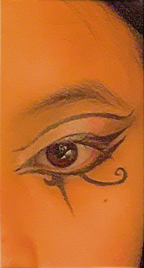 Eyeliner Fantasia, Ancient Egypt Eyeliner, Goth Egyptian Makeup, Ancient Egyptian Makeup Look, Eye Of Ra Makeup, Eye Of Horus Eyeliner, Eygptain Makeup, Egyptian Custome Ideas, Eye Of Horus Makeup