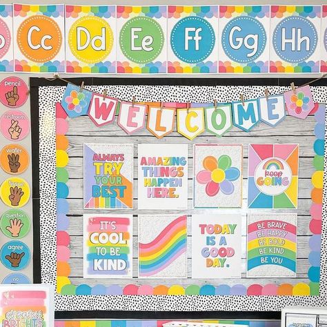 Brights Classroom Decor, Class Birthday Display, Bright Classroom Decor, Bright Classroom, Elementary Classroom Themes, Modern Classroom, Rainbow Room, New Classroom, Class Decoration