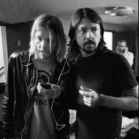 #davegrohl #taylorhawkins #foofighters Taylor Hawkins Dave Grohl, Taylor Hawkins 90s, Taylor Hawkins And Dave Grohl, Dave And Taylor, Dave Grohl Taylor Hawkins, Dave Grohl And Taylor Hawkins, Chris Shiflett, There Goes My Hero, Pat Smear