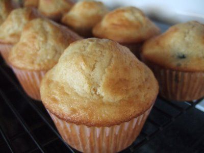 Basic Muffin Recipe: secret to making nice domes of muffins - "When you put muffins in a very hot oven and immediately drop the temperature, you help create the high peaks that make them so appealing." Plain Muffin Recipe, Basic Muffins, Plain Muffins, Basic Muffin, King Arthur Recipes, Basic Muffin Recipe, Sweet Sticky Rice, Nut Muffins, Dry Mixes