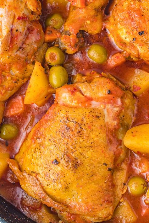 Pollo con Papas Goya Sazon Recipe, Mexican Christmas Food, Goya Recipe, Chicken Potato Soup, Potato Sauce, Hispanic Dishes, Cola Chicken, Spanish Chicken, Cold Weather Comfort Food