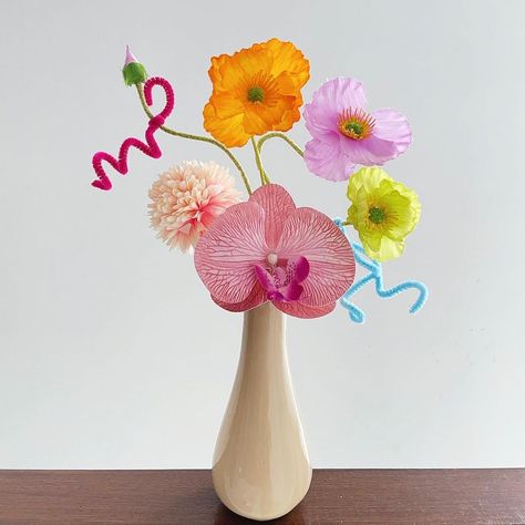 LOULA (𝘓𝘜𝘓𝘈) on Instagram: "Our best best best seller mini vase flower arrangement is here! ❤️❤️❤️" Colorful Flower Vase, One Flower Bouquet, Mini Flower Arrangements, Flower Arrangements For Table, Flower Bouquet Arrangements, Orchid Interior Design, Flower Bouquet In Vase, Mini Flower Vase, Quirky Vases