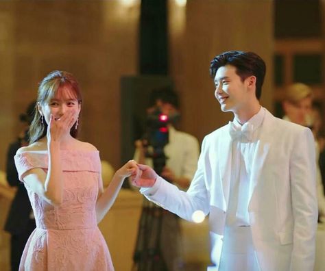 #wtwoworlds #wdoismundos #w #leejongsuk #kangchul #hanhyojoo #ohyeonjoo Two Worlds Apart Kdrama, W Two Worlds Wallpaper, W Korean Drama, W Kdrama, Best Couple Pictures, Korean Couple Photoshoot, Worlds Apart, Hyo Joo, W Two Worlds