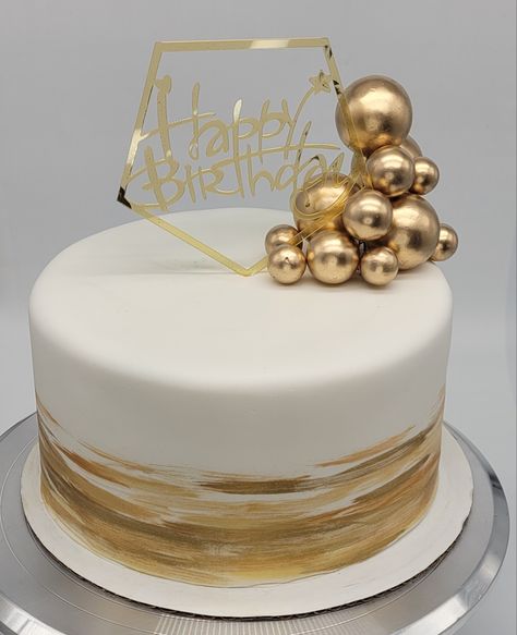 White And Gold Cake For Men, Gold And Silver Cake Ideas, White Gold Cake Design, White And Gold Birthday Cakes For Women, White And Gold Cake Simple, Gold Cake Aesthetic, White And Gold Cake Ideas, Golden Cake Design, White And Golden Cake