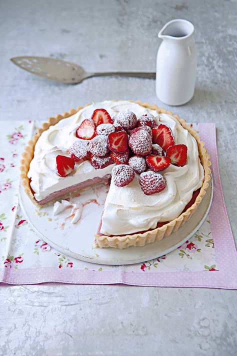 Strawberry meringue tart | Food and Travel Magazine Strawberry Mousse Tart, Strawberry Meringue Pie, Meringue Roses, Orange Filling, Meringue Tart, Strawberry Meringue, Plum Tart, Perfect Dinner Party, Cookie Cake Pie