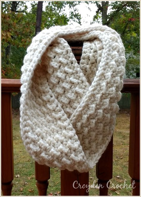 Fluffy Clouds Infinity Scarf - A beginner crochet scarf pattern. Crochet Poncho Kids, Crochet Scarf For Beginners, Infinity Scarf Pattern, Foundation Single Crochet, Crocheted Scarf, Crochet Infinity Scarf, Cowl Pattern, Scarf Crochet Pattern, Ideas Crochet