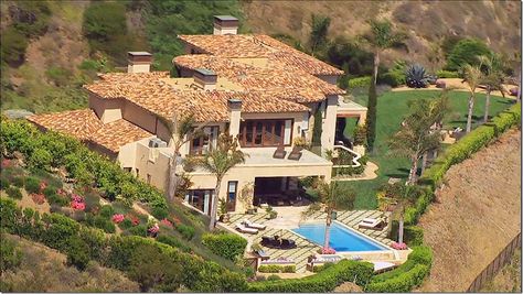 Stone House Revival, Computer Glitch, Celebrity Interiors, Laguna Beach House, Malibu House, Parterre Garden, Yolanda Foster, Malibu Beach House, Mansion Exterior