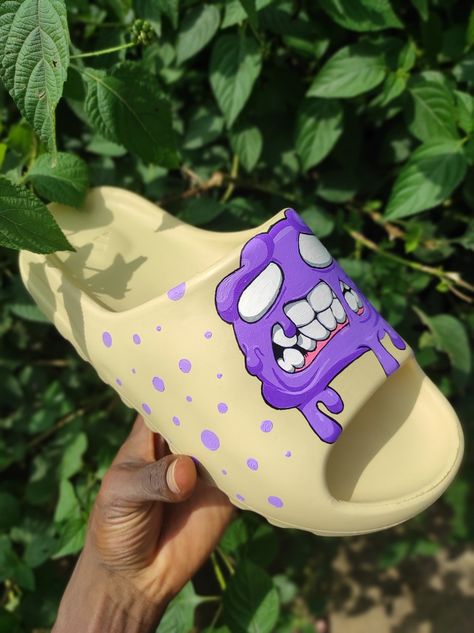 Graphic Slides Shoes, Painting On Sandals, Painting On Crocs, Custom Crocs Shoes Paint, Painted Crocs, Custom Yeezy, Custom Sneakers Diy, Crocs Fashion, Fly Shoes