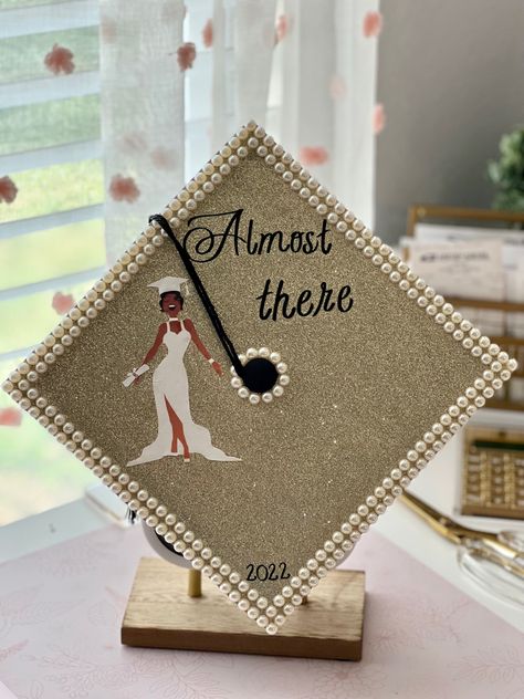 Im Almost There Tiana Graduation Cap, Cap Decoration Graduation 2023, Cap Decorations Ideas, Class Of 2023 Graduation Cap, Cap And Gown Cap Decorations, Green Graduation Cap Ideas, Graduation Cap Designs Glitter, White Graduation Cap Ideas, Graduation Hats Ideas