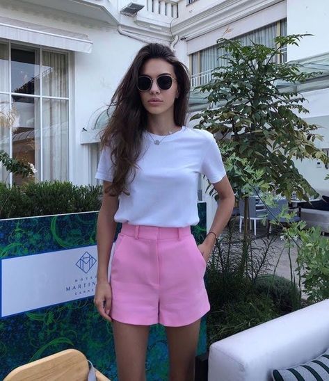 Pink Trousers Outfit, Pink Shorts Outfits, Pink Trousers, Look Short, Outfit Mujer, Paris Outfits, Pink Outfits, Pink Outfit, Spring Summer Outfits