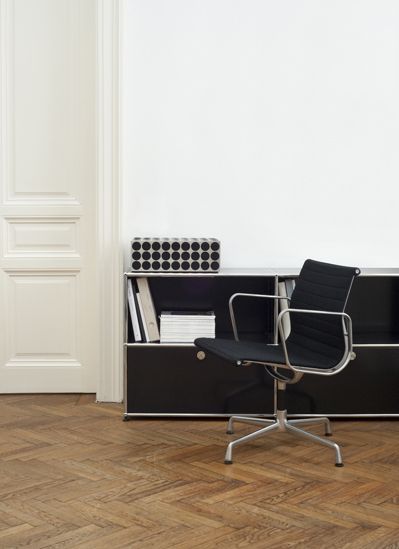 Pandoretta Eames Desk, Aluminium Chair, Modern Classic Furniture, Eileen Gray, Rocking Chair Nursery, Office Chair Design, Charles Ray, Pierre Jeanneret, Workspace Inspiration