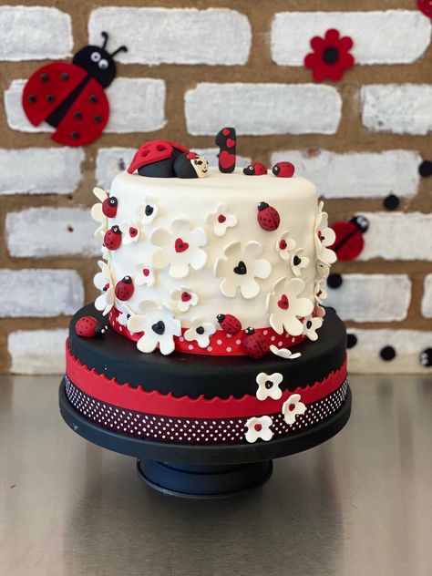 1st Birthday theme Ladybug Ladybug Cake Decoration, Ladybug Fondant, Ladybug Birthday Cupcakes, Ladybug Cake Smash, Ladybug Birthday Cake, Ladybird Birthday Cake, Ladybird Cake Ideas, Lady Bob, Ladybug Cake For Girl