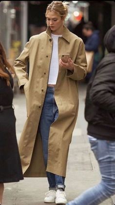 Trench Coat Outfit, Paris Outfits, Celebrity Street Style, Coat Outfits, 가을 패션, Coat Fashion, Star Fashion, Autumn Winter Fashion, Spring Fashion