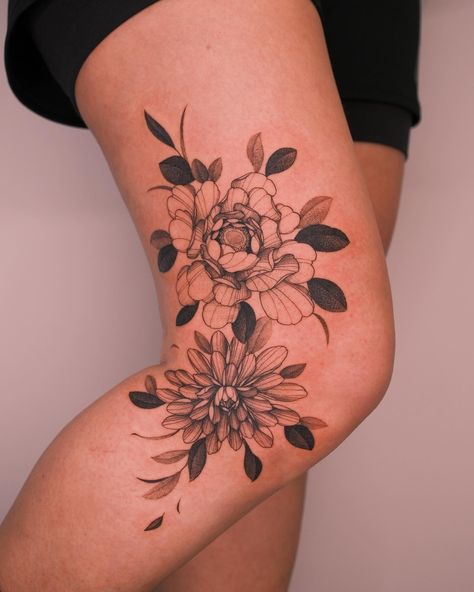 Side Knee Tattoo💕 #kneetattoo #3rltattoo | Instagram Wildflower Knee Tattoo, Floral Knee Tattoo, Side Knee Tattoo, Side Of Knee Tattoo, Earthy Tattoos, Tattoos Inspiration, Tattoo Flowers, Knee Tattoo, Leg Tattoo