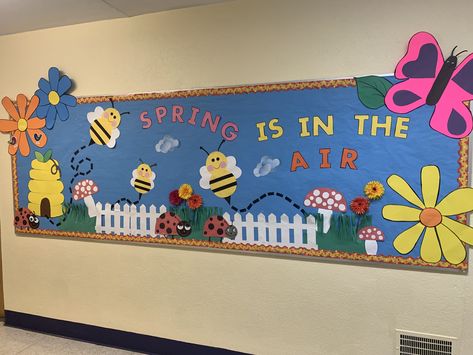 Spring Classroom Decorations Wall Decor, April Board Ideas, Spring Bulletin Boards Preschool, Preschool Graduation Decorations, Classroom Door Decoration Ideas, Flower Bulletin Boards, Spring Classroom Decorations, Spring Kids Activities, Inspirational Bulletin Boards