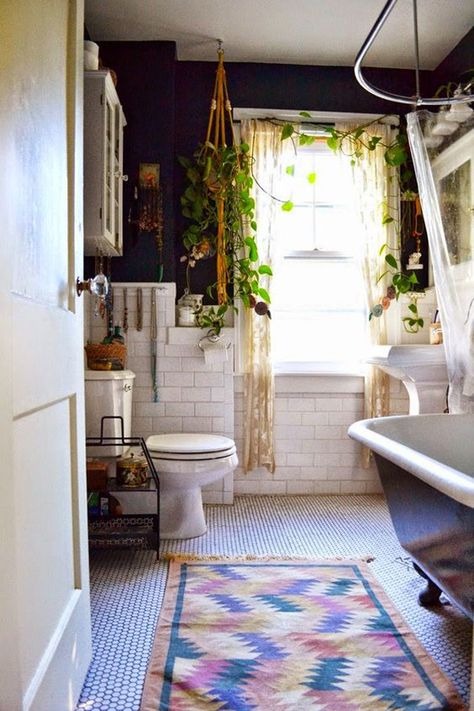 20 Chic And Minimalist Boho Bathroom Design Ideas | Home Design And Interior Bohemian Bathroom, Bad Inspiration, Stil Boho, Boho Bathroom, Small Bathrooms, A Rug, Bath Room, Boho Interior, Remodel Bedroom