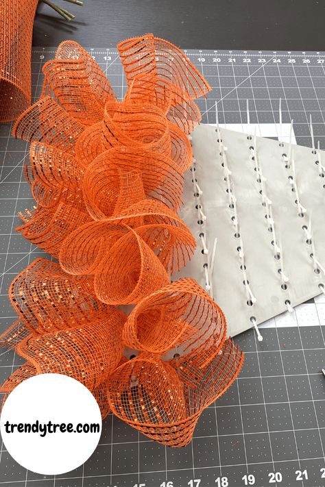 Easy Spring Wreath, Carrot Wreath, Deco Mesh Wreaths Tutorials, Deco Mesh Wreaths Diy, Mesh Wreath Tutorial, Easy Diy Wreaths, Mesh Wreath Diy, Wreaths Christmas, Diy Christmas Wreaths