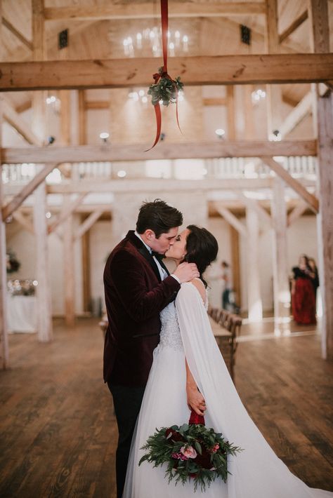 Mistletoe At Wedding, Mistletoe Wedding Arch, Unique Christmas Wedding Ideas, December Wedding Pictures, Mistletoe Wedding Decoration, Winter Wedding Mistletoe, Christmas Wedding Simple, Christmas Wedding Photography, Christmas Wedding Photos