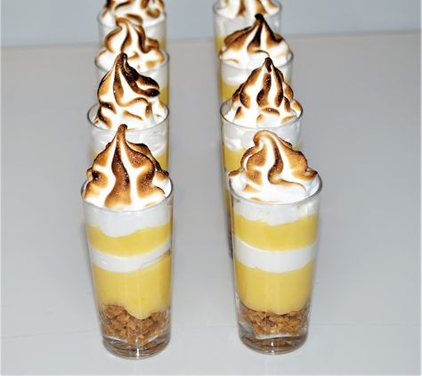 Mini Desserts Shooters Recipes, Mini Dessert Shooters, Mini Lemon Meringue Pies, Dessert Shooters Recipes, The Best Dessert Recipes, Shot Glass Desserts, Shooter Recipes, Cake Techniques, Dessert Cups Recipes