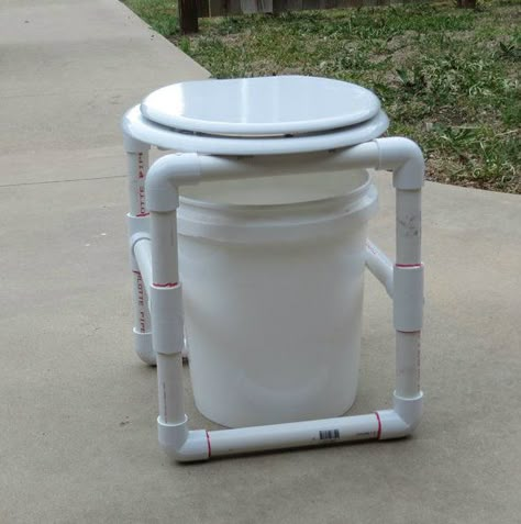 Camp Commode(potty) made for less then $10.00 Boat Toilet Ideas, Diy Camp Toilet, Camping Toilet Diy, Camping Diy Projects, Camp Toilet, Camping Projects, Portable Potty, Camping Kettle, Camper Awnings