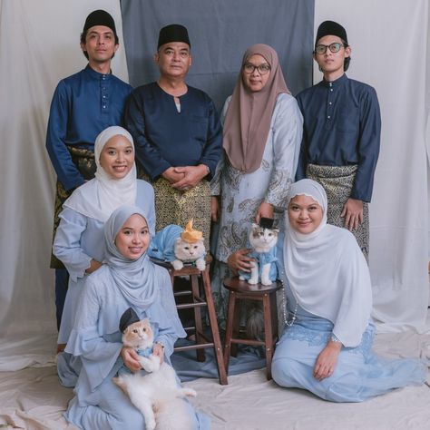 Hari Raya Photography, Hari Raya Pose Ideas, Posing Raya Perempuan, Couple Malaysia Ootd, Raya Family Photoshoot, Photoshoot Raya, Raya Photoshoot, Malay Traditional, Clothing Studio