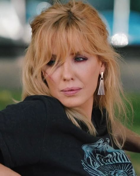 Beth Yellowstone, Beth Dutton Style, Yellowstone Series, Kelly Reilly, Beth Dutton, Plaits Hairstyles, 90s Hairstyles, Long Hair With Bangs, Hair Color And Cut