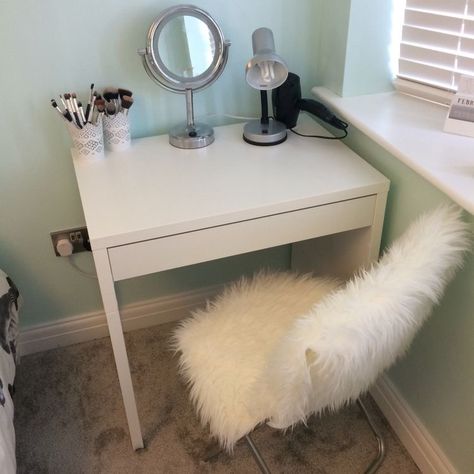 This drawers on the side. That way I can expand storage as needed. Ikea Micke, Micke Desk, Rangement Makeup, Makeup Vanities, Vanity Tables, Addition Ideas, Makeup Desk, Apartment Decoration, Vanity Room