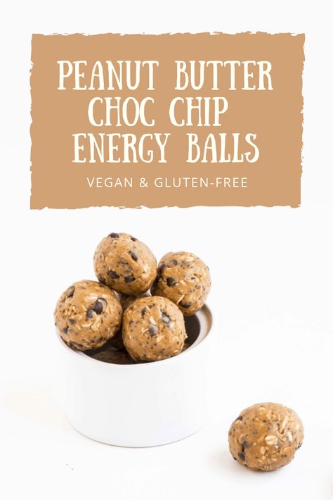 No-bake, 5-ingredient Chocolate Peanut Butter Protein Balls that take just 5 minutes to make in one bowl. These yummy, high-protein snack balls are filled with chocolate chips and provide a boost of sustained energy. (Vegan and Gluten-free) #energyballs #peanutbutter #snackrecipe #blissballs #proteinballs Chocolate Peanut Butter Protein Balls, Chocolate Covered Banana Bites, Chocolate Avocado Brownies, Peanut Butter Protein Balls, Hot Fudge Cake, Strawberry Oatmeal Bars, Blueberry Crumble Bars, Hot Chocolate Fudge, Snack Balls