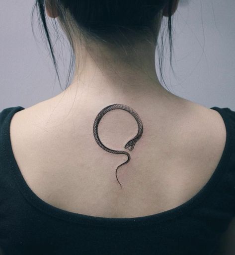 Metal Snake Tattoo, Kundalini Tattoo, Ouroboros Tattoo, Tato Minimal, Snake Tattoos, Circle Tattoo, Circle Tattoos, Snake Tattoo Design, Inspiration Tattoos