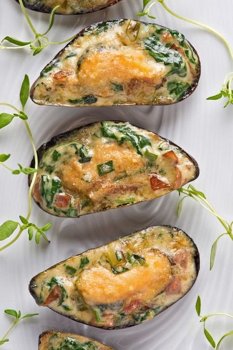 Baked Mussels, Mussels Recipe, Oyster Recipes, Shellfish Recipes, Seafood Dinner, Fish Dishes, Seafood Dishes, Fish And Seafood, Fish Recipes