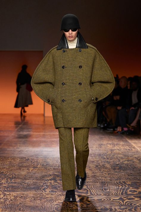 Bottega Veneta Fall 2024 Ready-to-Wear Collection Walk This Way, Dressed To Kill, Fall Collections, Fall 2024, Bottega Veneta, Runway Fashion, Mens Coats, Dress To Impress, Fashion News