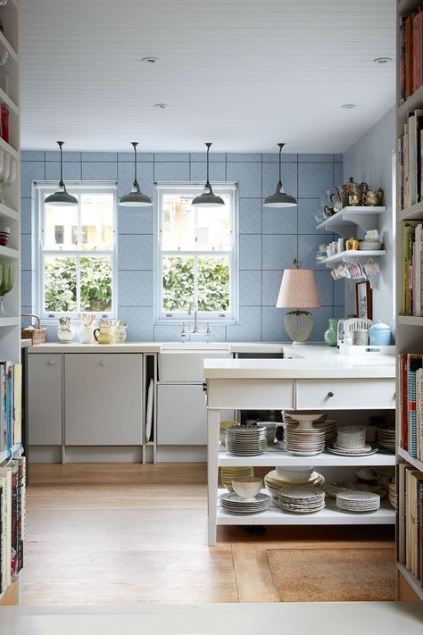 Rita Konig's London flat - The Kitchen Rita Konig, Blue Tile Wall, Kitchen Cabinets Decor, Traditional Interior Design, London Flat, Blue Kitchen, Kitchen Worktop, Kitchen Units, Blue Kitchens