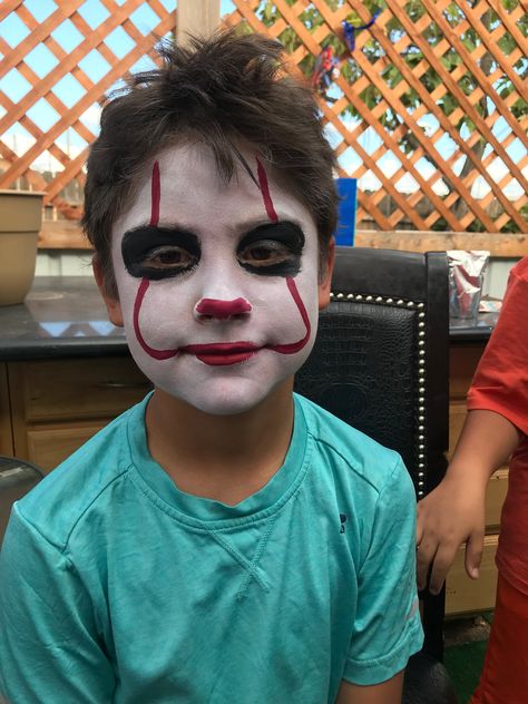 Kids Clown Face Paint, It Face Paint, Horror Face Paint, Face Painting Ideas For Kids Halloween, Pennywise Face Paint, Halloween Face Paint Easy, Boys Halloween Facepaint, Halloween Kids Makeup, Face Paint Scary