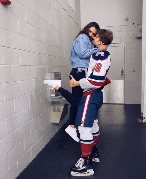 Hockey Wife, Hockey Girlfriend, Hockey Pictures, Hot Hockey Players, Sports Couples, Couple Goals Teenagers, Couples Vibe, Cute Relationship Photos, Foto Tips